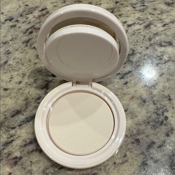 2WN Compact Powder Foundation - Picture 3 of 8